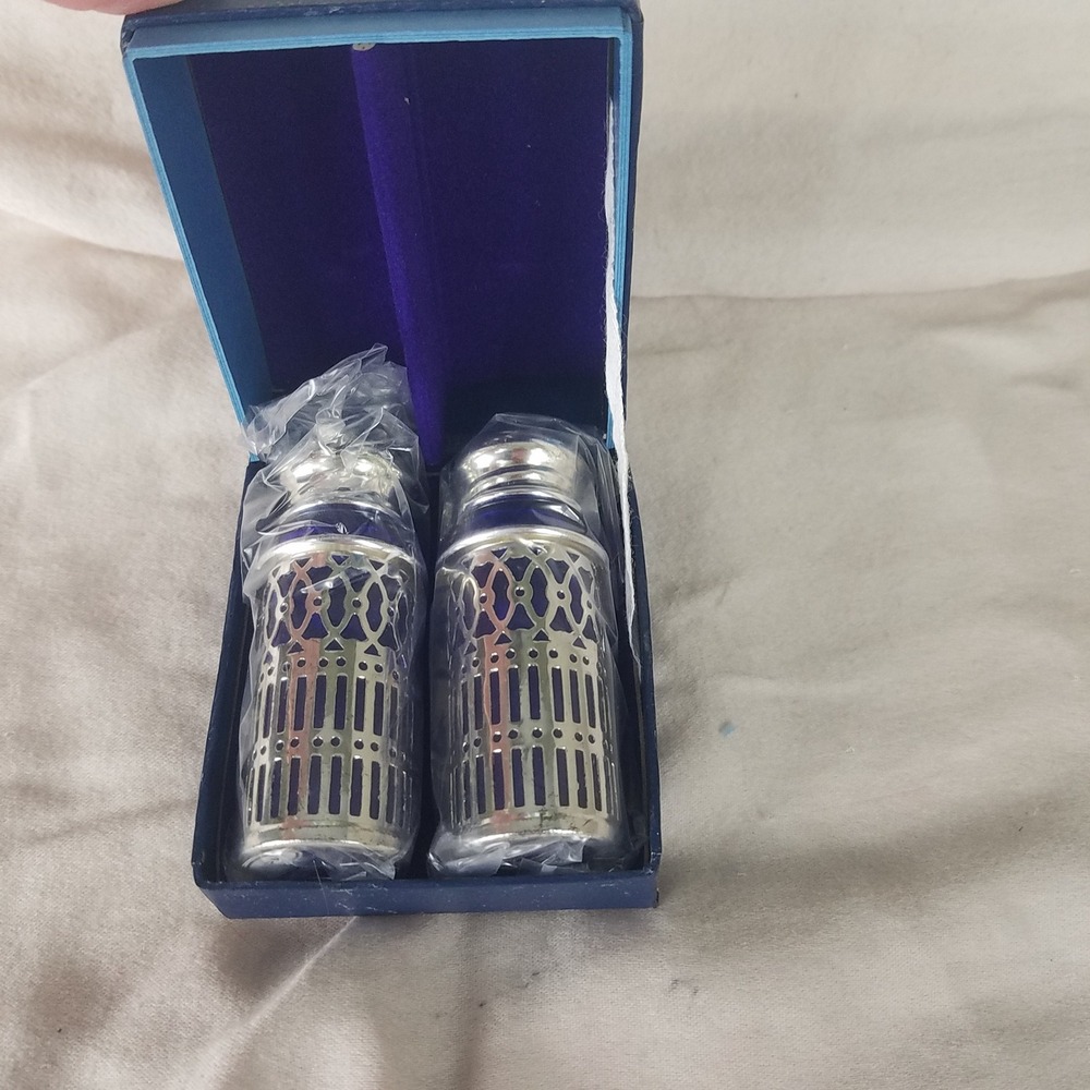 Salt Pepper Shaker Set Blue Like New Silver tone metal Filigree Japan Boxed vntg